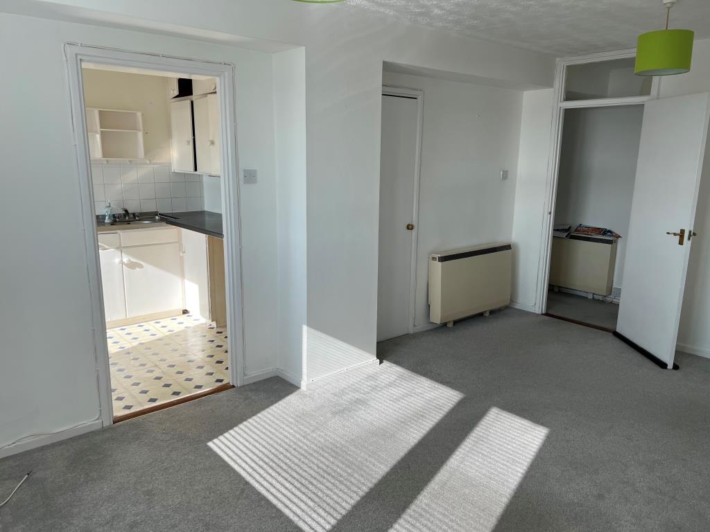 Lot: 71 - FLAT FOR INVESTMENT OR OCCUPATION WITH ATTRACTIVE VIEWS - Living Room